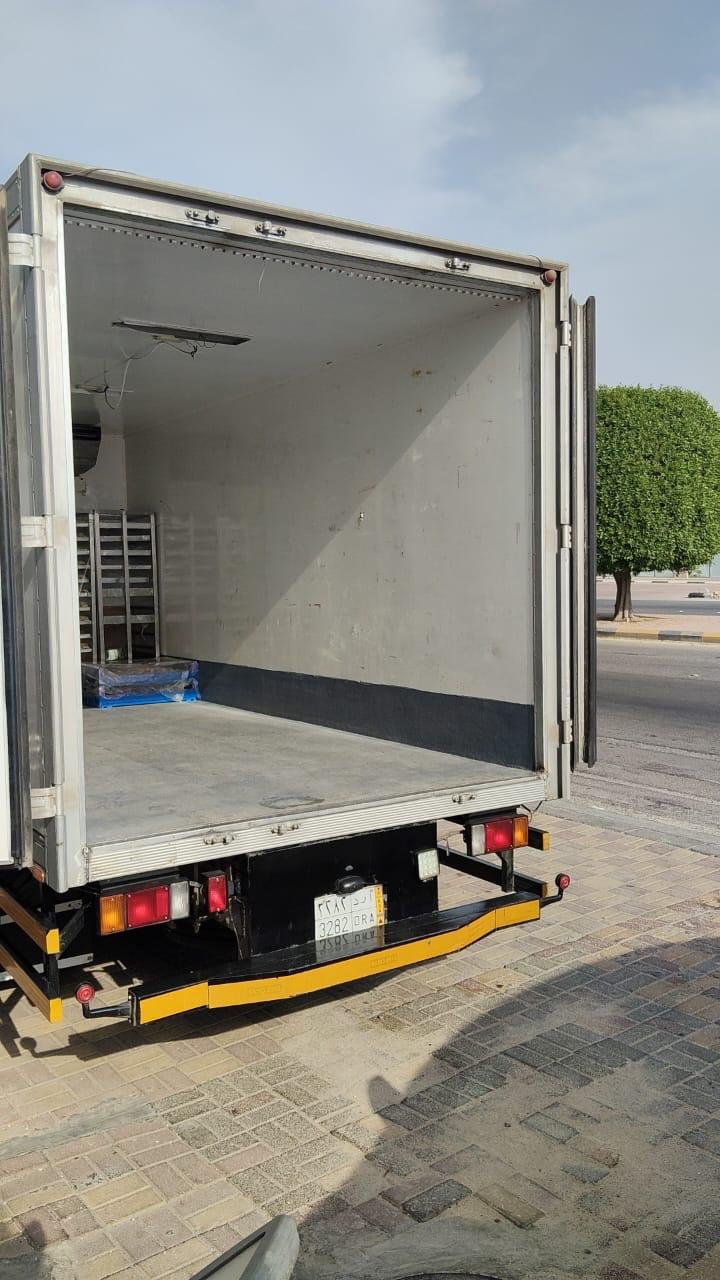 صندوق سيارة النقل المبرد من الداخل نهارًا